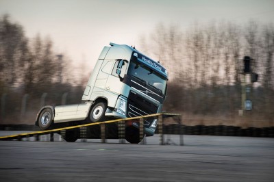 Caminhão Volvo faz acrobacia em duas rodas