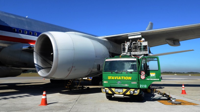 Caminhão-tanque da BR Aviation abastecendo avião no aeroporto