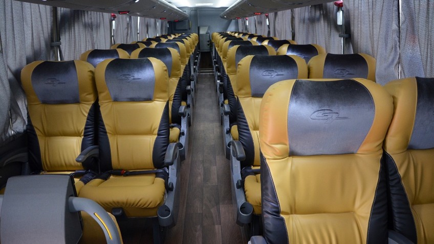 O ônibus tem 44 poltronas em couro ecológico, em padrão executivo, com uma confortável distância entre as fileiras