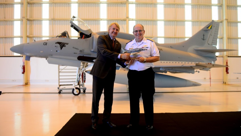Jackson Schneider, presidente da Embraer Defesa & Segurança, entrega maquete do primeiro AF-1B modernizado ao Comandante da Marinha, Almirante-de-Esquadra Eduardo Bacellar Leal Ferreira