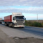 Caminhões trafegando na Rio-Bahia