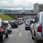 Carros parados em uma das principais vias de Brasília