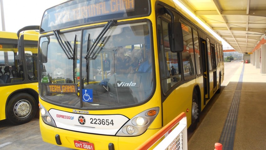 Ônibus em BRT de Brasília