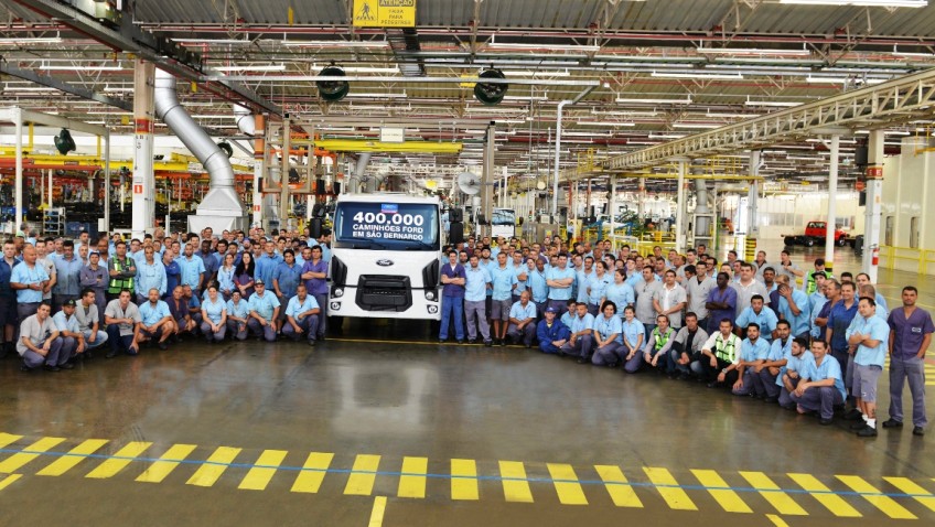 Funcionários da Ford ao lado do caminhão de número 400.000