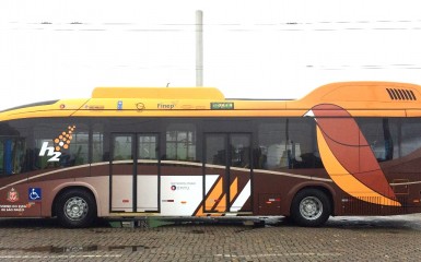 ônibus a hidrogênio com pintura de Sabiá-Laranjeira, com seus tons de marrom,