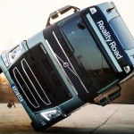 Caminhão F da Volvo fazendo acrobacia em duas rodas, em pista de testes na Alemanha