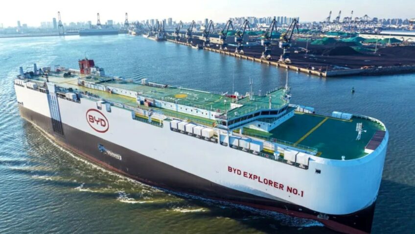 O complexo portuário de Suape, localizado em Pernambuco, recebeu na segunda-feira (27) um lote de 5.549 modelos elétricos e híbridos da BYD. Os veículos chegaram no navio Explorer NO.1 próprio de marca chinesa que conta com capacidade para transportar aproximadamente 7 mil carros e tem 199,9 metros de comprimento