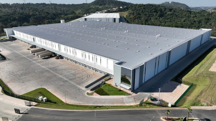 A Bridgestone, fabricante de pneus, inaugurou novo Centro de Distribuição em Cotia (SP), voltado exclusivamente para o mercado de reposição. Com uma área de 84 mil m², o espaço tem capacidade para mais de 1 milhão de pneus.