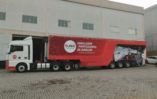 A JSL investiu R$ 2 milhões para a aquisição de um simulador de direção de caminhão projetado para treinamento em situações adversas. O objetivo, segundo a empresa, é aprimorar a segurança e habilidades de sua equipe de motoristas
