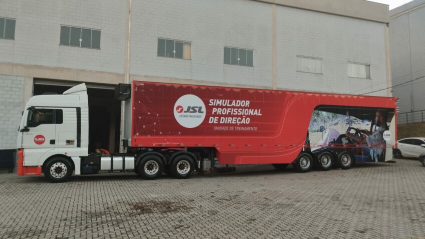 A JSL investiu R$ 2 milhões para a aquisição de um simulador de direção de caminhão projetado para treinamento em situações adversas. O objetivo, segundo a empresa, é aprimorar a segurança e habilidades de sua equipe de motoristas