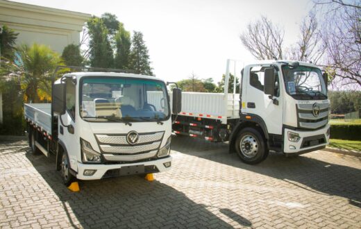 Na manhã desta segunda-feira (17), a fabricante chinesa anunciou o lançamento de dois caminhões, o Aumark semileve, de 3,5 toneladas e o semipesado Auman de 17 t. Além disso, trará para o país o utilitário Wonder e a picape híbrida (a diesel e elétrica) Tunland.