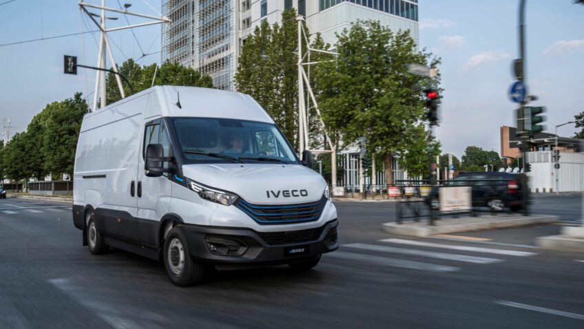 A Iveco começou a vender no mercado brasileiro a versão elétrica do Daily. Segundo o CEO da montadora, Marcio Querichelli, 26 unidades já chegaram ao país e já estão encomendados por clientes. Outras 24 chegarão até dezembro. Para comercializar o eDaily no Brasil, a Iveco investiu R$ 100 milhões para o período de 2024 a 2026.