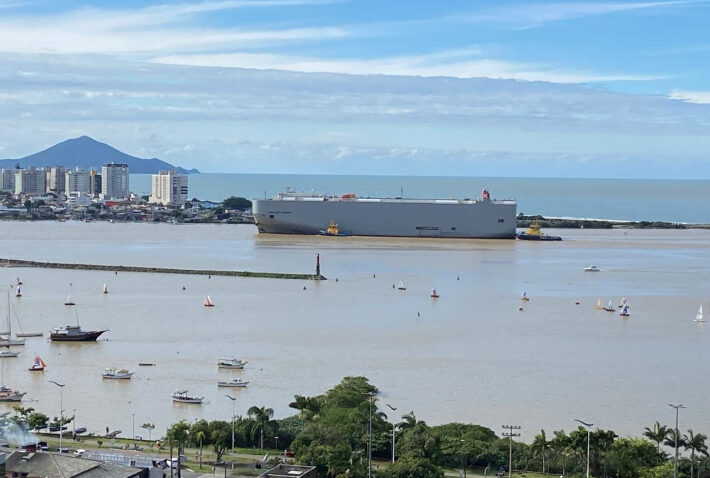 Em maio, o Complexo Portuário do Rio Itajaí-Açu alcançou um expressivo volume de movimentação de cargas, totalizando 1.128.865 toneladas. Desse montante, 584.710 toneladas foram destinadas à exportação, e 544.155 toneladas à importação