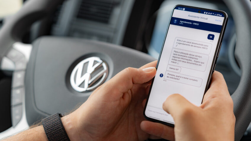 A plataforma de conectividade Volkscare,desenvolvida pela Volkswagen Caminhões e Ônibus completou cinco ano. A ferramenta oferece uma série de serviços personalizados e assistência 24 horas aos clientes. O objetivo da companhia é melhorar a gestão de serviços, manutenção e a disponibilidade dos veículos.