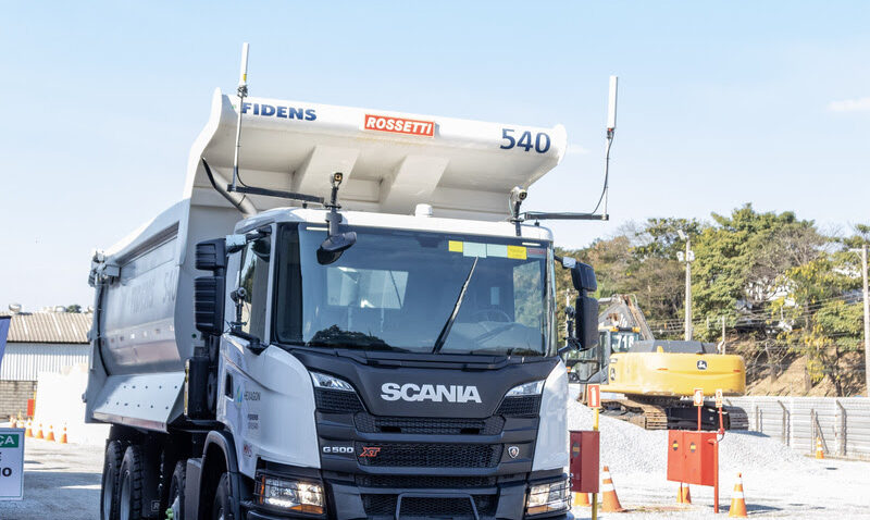 A Scania se uniu às empresas Fidens e Hexagon para desenvolver o caminhão 8x4 teleoperado. O veículo que já está em operação no Brasil é comandado de forma remota pelo motorista