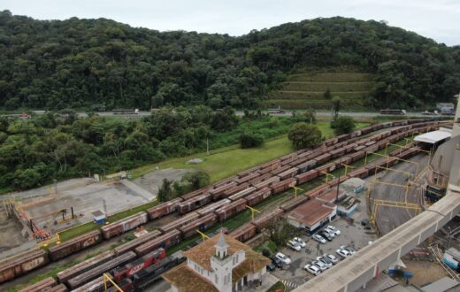 O movimento de cargas nas ferrovias de Santa Catarina registrou um crescimento de 8,9% no primeiro semestre de 2024 em comparação com o mesmo período do ano anterior. De acordo com dados divulgados pela Gerência de Ferrovias, da Secretaria de Portos, Aeroportos e Ferrovias (SPAF), em parceria com a Agência Nacional de Transportes Terrestres (ANTT), as duas concessionárias que operam no estado transportaram um total de 3,5 milhões de toneladas.