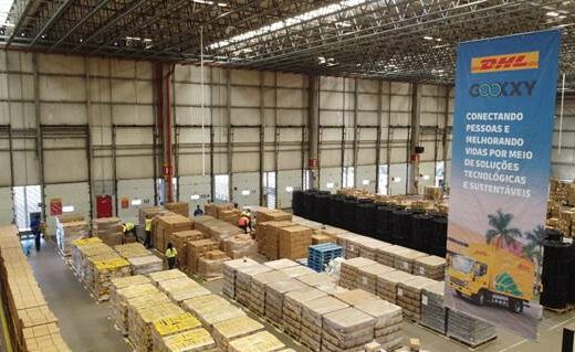 A DHL Supply Chain, especializada em armazenagem e distribuição, fechou uma parceria de logística com a Gooxxy, empresa focada em soluções sustentáveis. Com a cooperação, o objetivo é otimizar a logística de recolocação de produtos secos (não perecíveis).